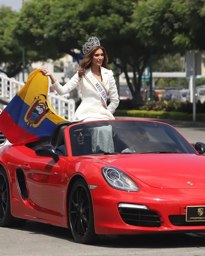 Andrea Aguilera được đưa rước bằng một chiếc xe ô tô sang chảnh nhưng khán giả đi đường cũng không quan tâm cô là ai. Thậm chí không ai chụp hình lưu niệm cùng đương kim Hoa hậu Siêu quốc gia.&nbsp;