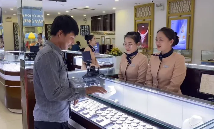  Lộc Fuho chơi lớn tặng vợ nhẫn kim cương 200 triệu, choáng với giá tiền thật Ảnh 1