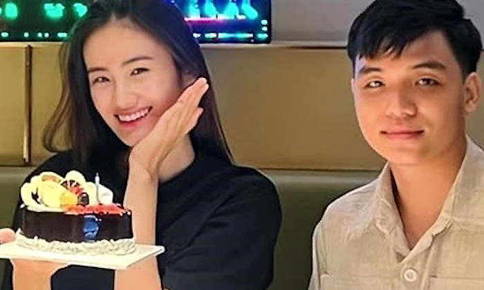 Khoảnh khắc đời thường hiếm hoi của Hoa hậu Ý Nhi và bạn trai. 