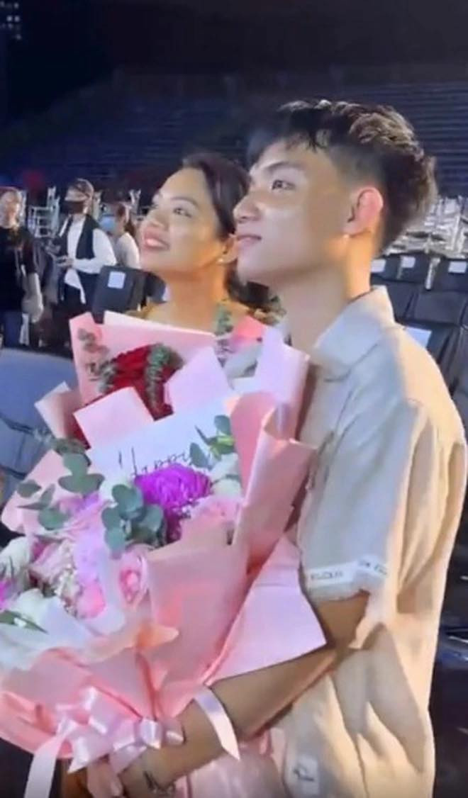 Bạn trai Hoa hậu Ý Nhi cũng có mặt trong đêm chung kết, chứng kiến khoảnh khắc đội vương miện của bạn gái.