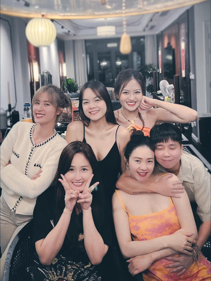 Trong hội bạn thân đình đám của Mai Phương Thúy, đa số các 'bóng hồng' đều đã 'yên bề gia thất'. Vì vậy đa số người hâm mộ đều hy vọng nàng hậu sẽ sớm tìm được một nửa phù hợp trong thời gian gần nhất