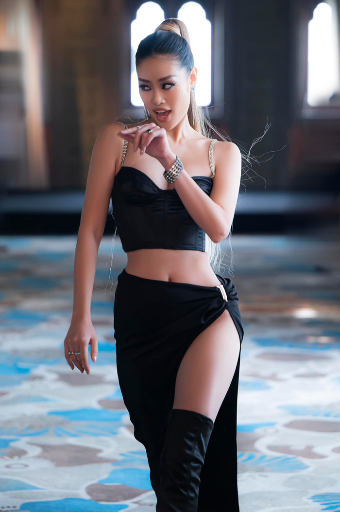 Hoa hậu Khánh Vân đẹp chuẩn kiểu 'hoàn vũ' với mái tóc cột đuôi ngựa được móc light vàng. Mỹ nhân sinh năm 1995 làm khán giả trầm trồ với hình thể 'đồng hồ cát' cùng đôi chân dài ấn tượng. 