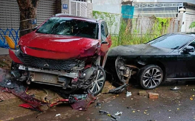 Clip: Tài xế lái xe con cố tình tông nát một chiếc xe khác Ảnh 2