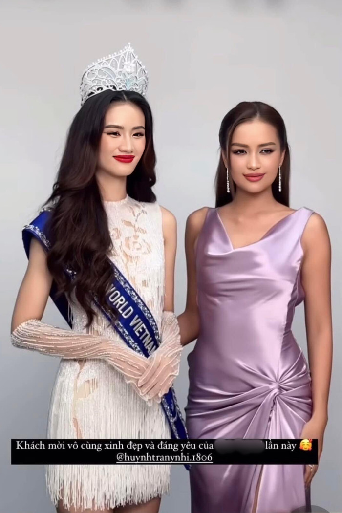 Son môi đỏ giúp Ý Nhi thăng hạng nhan sắc. Những ngày này, cô tất bật tham gia các hoạt động giao lưu truyền thông.