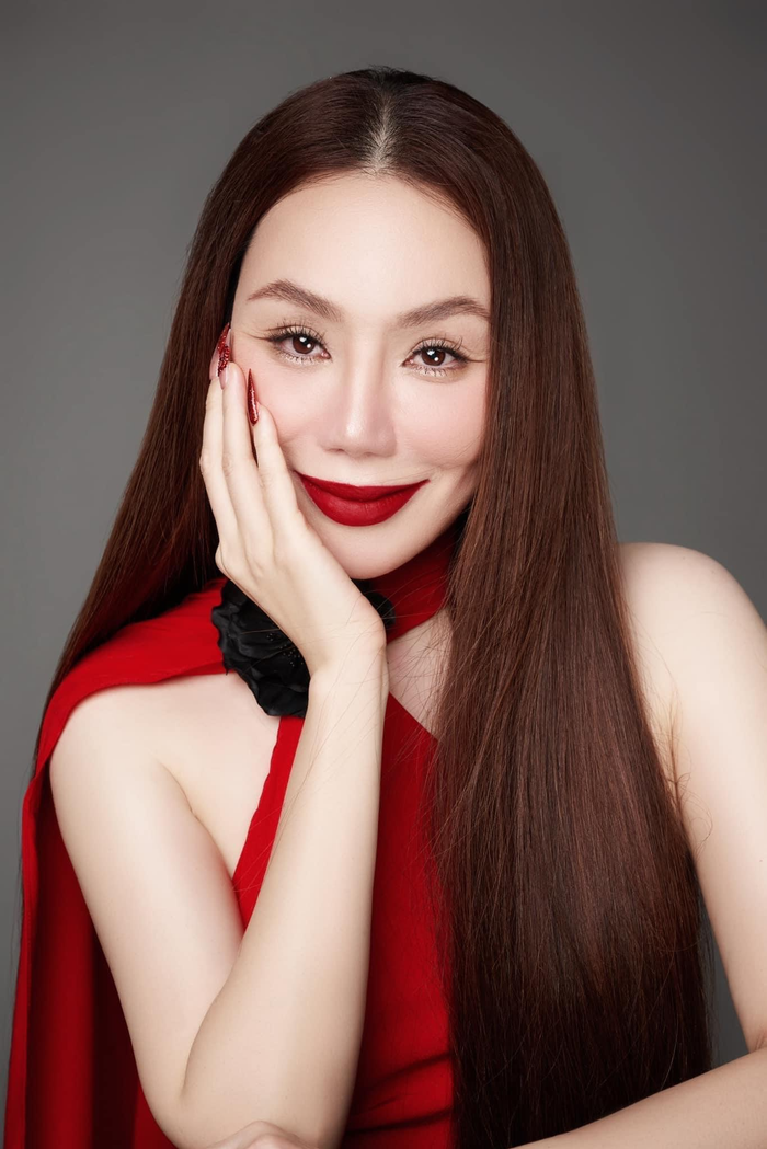 Hồ Quỳnh Hương diện đầm đỏ, cùng đôi môi rực cháy - mái tóc thẳng. Tuy nhiên, gương mặt của cô không còn giữ được nét đẹp nguyên bản. 