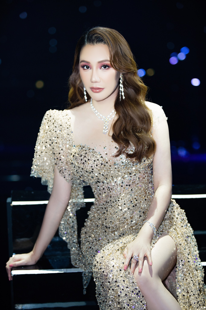 Do đó, khi cô thay đổi ngoại hình ở tuổi 43, nhiều fan đã phản ứng gay gắt.