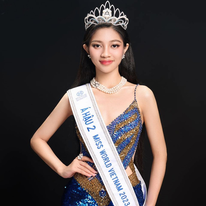 Thiết kế ôm sát cơ thể giúp Huỳnh Minh Kiên khoe được vóc dáng cân đối cùng chiều cao 1m71 nổi bật. Phần thân trên được đính kết cầu kì với những hạt đá màu vàng lấp lánh. 