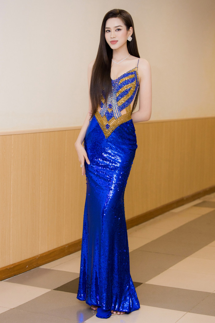 Nàng hậu xứ Thanh cũng lựa chọn kiểu tóc suôn dài, thẳng.