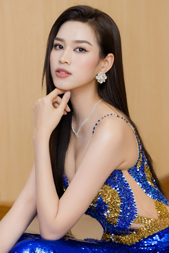 Đỗ Thị Hà khéo léo mix cùng phụ kiện như bông tai họa tiết lạ mắt, vòng cổ nhỏ xinh, tất cả giúp cô nâng tầm phong cách một cách rõ rệt. Dễ dàng nhận thấy, thần thái và sắc vóc của 'chánh chung' có phần nhỉnh hơn đàn em Minh Kiên. 