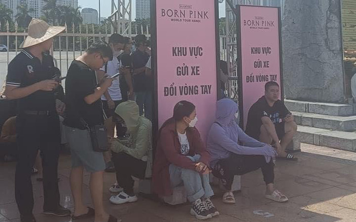 Khán giả 'đội nắng' xếp hàng dài đổi vòng tay concert BLACKPINK Ảnh 2