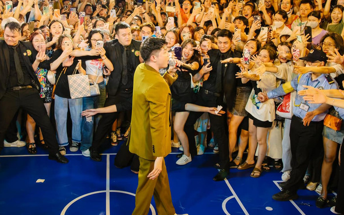 Noo Phước Thịnh 'ra tay' khi thấy hàng trăm khán giả xô đẩy nhau dưới sân khấu Ảnh 2