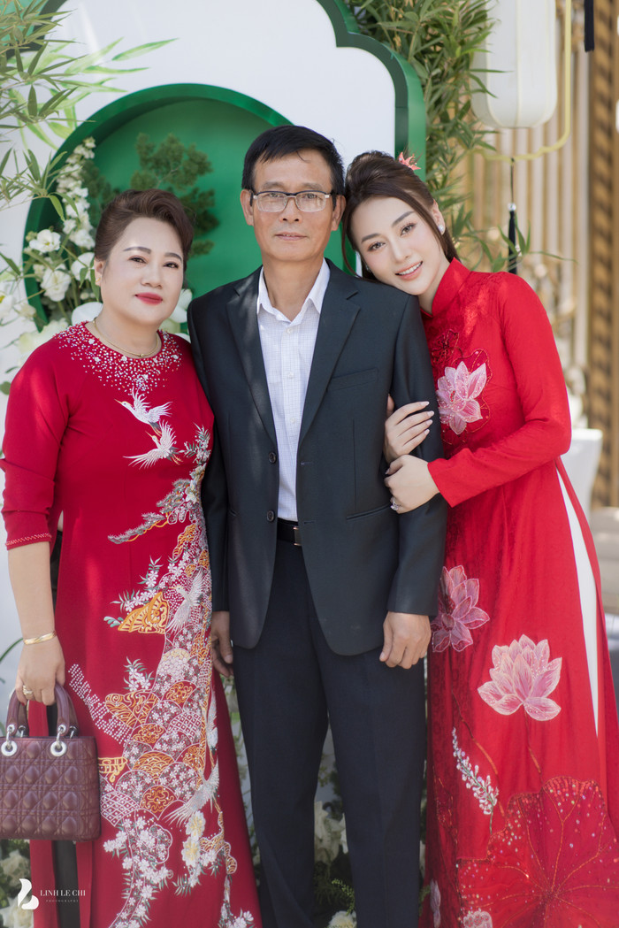 Zoom cận bộ trang sức 'khủng' của Phương Oanh tại lễ ăn hỏi với Shark Bình Ảnh 5