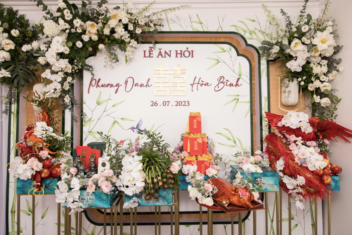 Dàn tráp xịn xò, được trang hoàng lộng lẫy, cầu kì trong lễ ăn hỏi của Shark Bình và Phương Oanh 