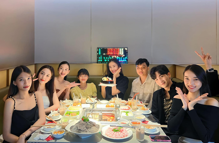 Anh Kiệt - Ý Nhi luôn bên nhau không rời.