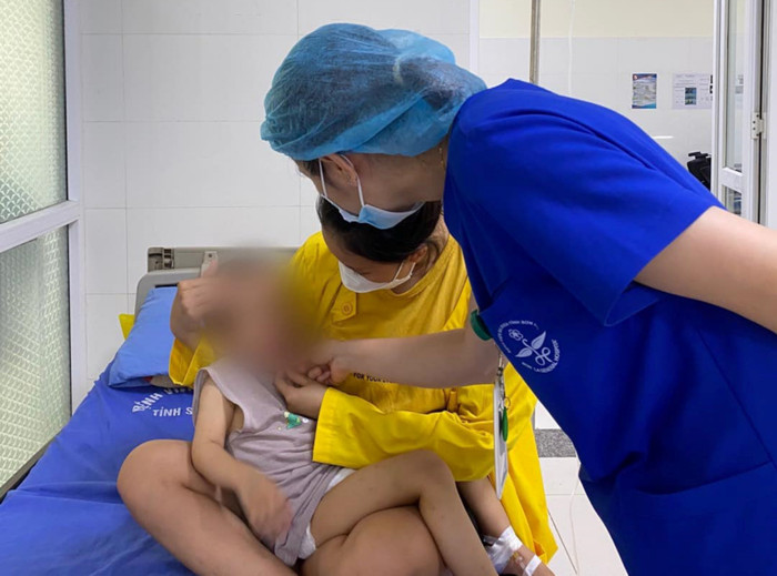  Bé 3 tuổi nhập viện khẩn vì người lớn bất cẩn để trẻ cắn vỡ thứ này Ảnh 1