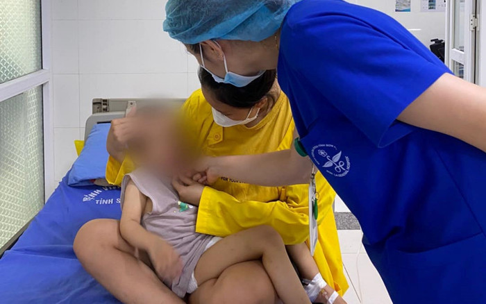 Bé 3 tuổi nhập viện khẩn vì người lớn bất cẩn để trẻ cắn vỡ thứ này Ảnh 2