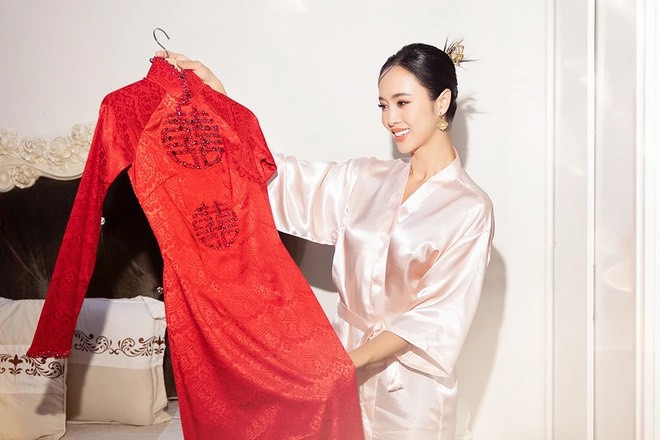 Vũ Ngọc Anh cho biết, đây là ngày vui không chỉ của cô và chồng mà còn là niềm vui của hai bên gia đình nên cả hai muốn có màu đỏ, tượng trưng cho sự vui vẻ và hạnh phúc. 