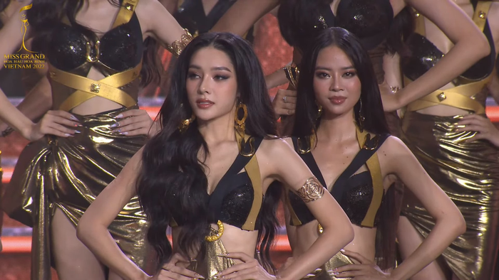 Hình ảnh gây sốt mạng xã hội của Hồng Hạnh trong đêm chung kết Miss Grand Vietnam 2022.