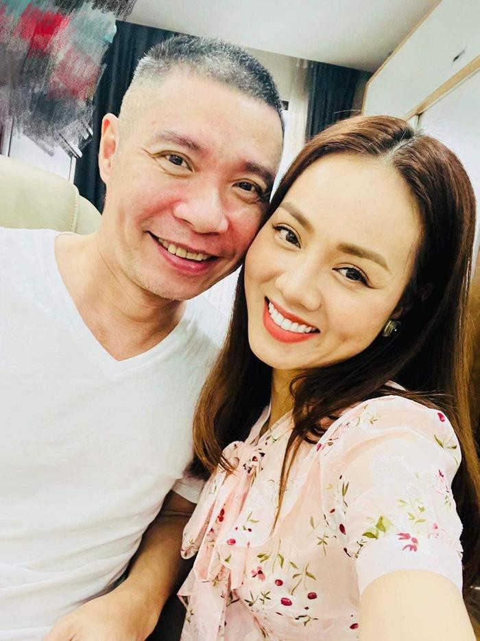 Vợ NSND Công Lý luôn là người bên cạnh và đồng hành cùng ông suốt quãng thời gian điều trị bệnh.