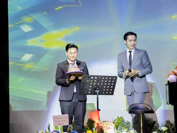 Hoài Lâm thường xuyên diễn chung với Bạch Công Khanh và nhận về nhiều tình cảm từ phía khán giả