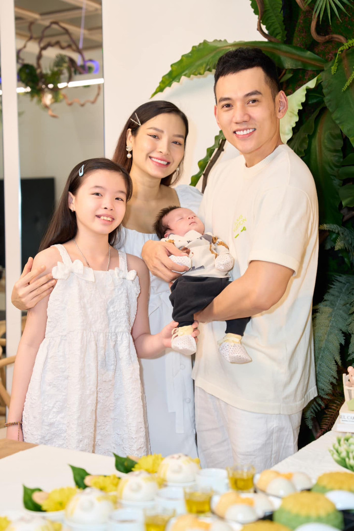 Phương Trinh Jolie -  Lý Bình đang có hôn nhân hạnh phúc, viên mãn cùng con gái Mia và con trai Tyga