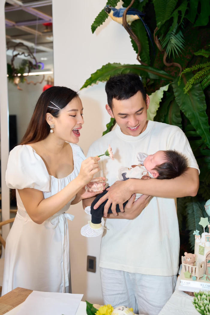 Kể từ khi chào đời, con trai của Phương Trinh Jolie và Lý Bình đã gây ấn tượng nhờ mái tóc đen, dày 