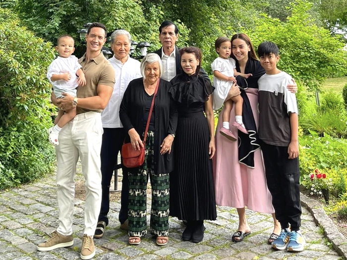 Lisa - Leon nhà Hồ Ngọc Hà về thăm ông bà nội, vóc dáng phổng phao gây chú ý Ảnh 7