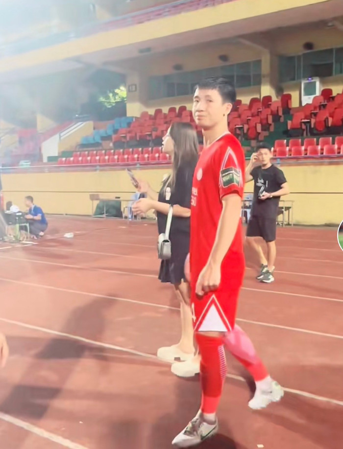 &nbsp;Khánh Linh thường xuyên xuất hiện trên khán đài cổ vũ chồng trong nhũng trận đấu.&nbsp;