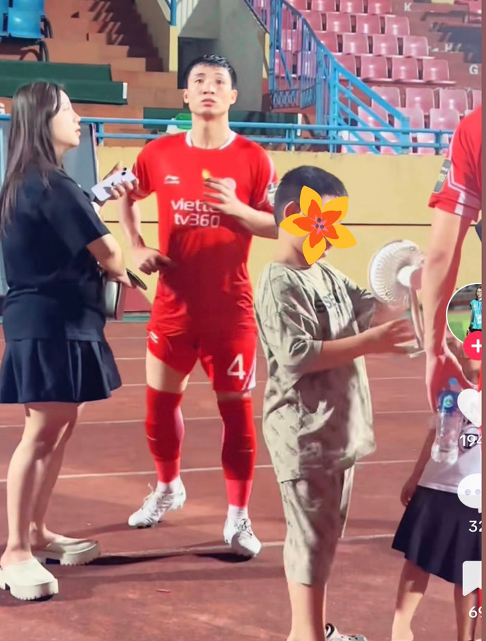 &nbsp;Bùi Tiến Dũng hội ngộ cùng gia đình sau trận đấu trên sân cỏ.&nbsp;