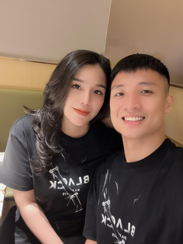 Sau nghi vấn rạn nứt tình cảm, những khoảnh khắc ngọt ngào của Bùi Tiến Dũng và vợ xuất hiện trên khắp các diễn đàn.