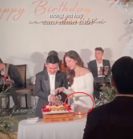 Đến tháng 2/2023, xuất hiện trong sinh nhật của thiếu gia Đỗ Vinh Quang, nàng hậu để lộ vòng 2 nhô lên rõ rệt, dân tình càng thêm 'chắc nịch' chuyện cặp đôi đã có 'tin vui' 