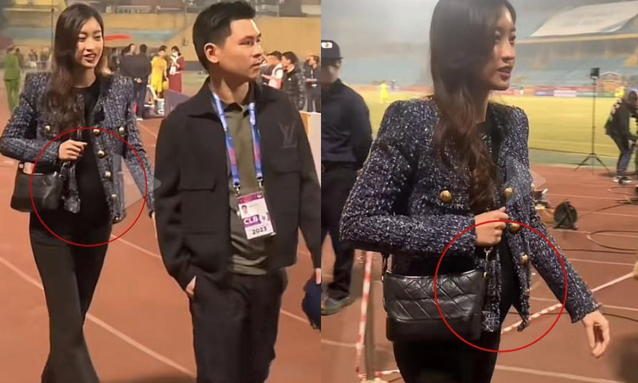 Tháng 11/2022, Hoa hậu Đỗ Mỹ Linh cùng chồng ra sân bóng để cổ vũ đội tuyển. Những hình ảnh 'team qua đường' đã bắt trọn được bụng bầu lùm lùm của phu nhân nhà hào môn 