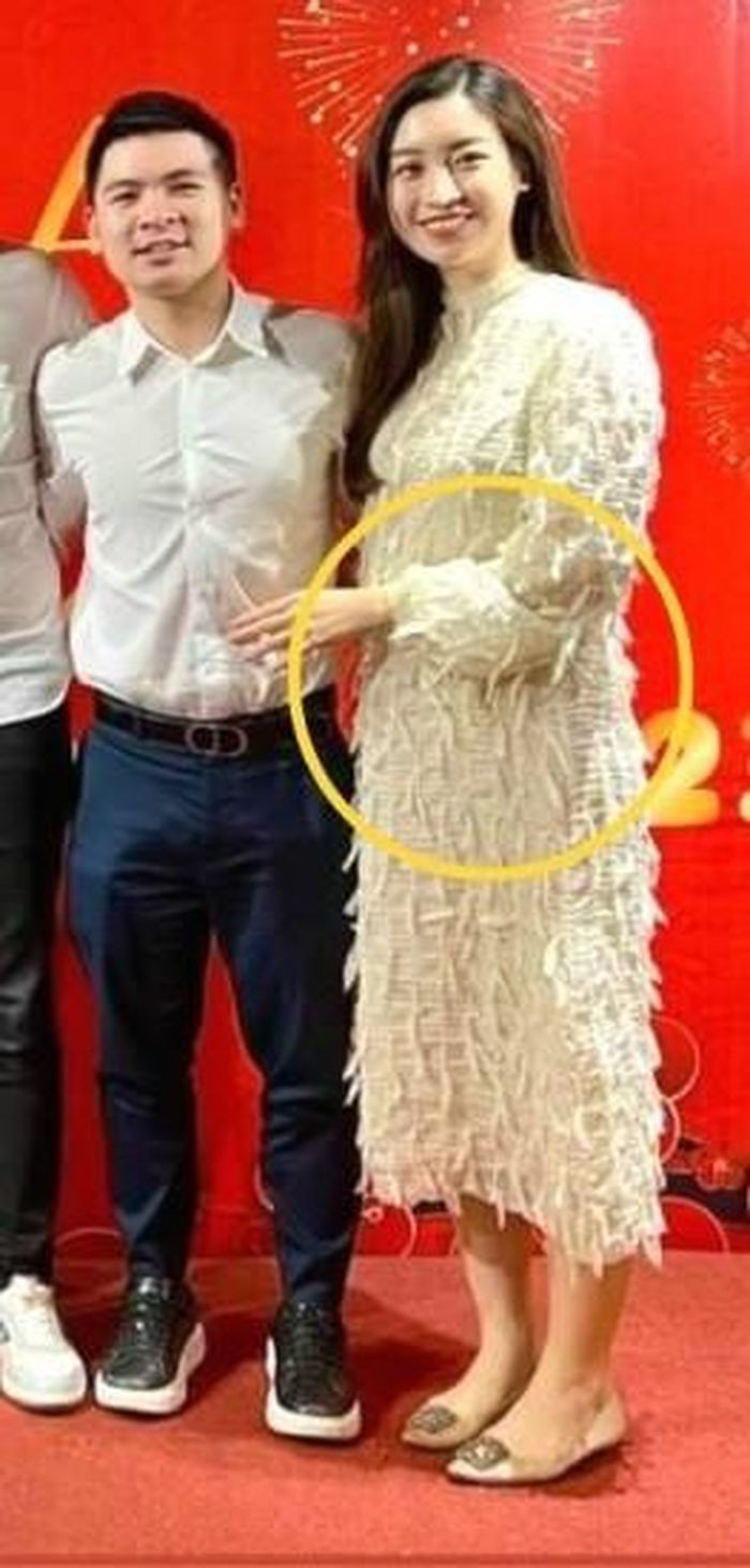 Thời điểm này, gương mặt tròn trịa cùng vóc dáng đầy đặn của nàng hậu cũng đã ra dáng 'mẹ bầu' 