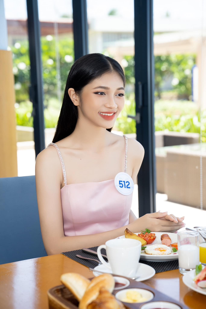 Khi vào nhà chung cùng dàn thí sinh Miss World Vietnam, Minh Kiên phải dùng bữa theo sắp xếp của tổ chức, nhưng người đẹp không bị tăng cân. 