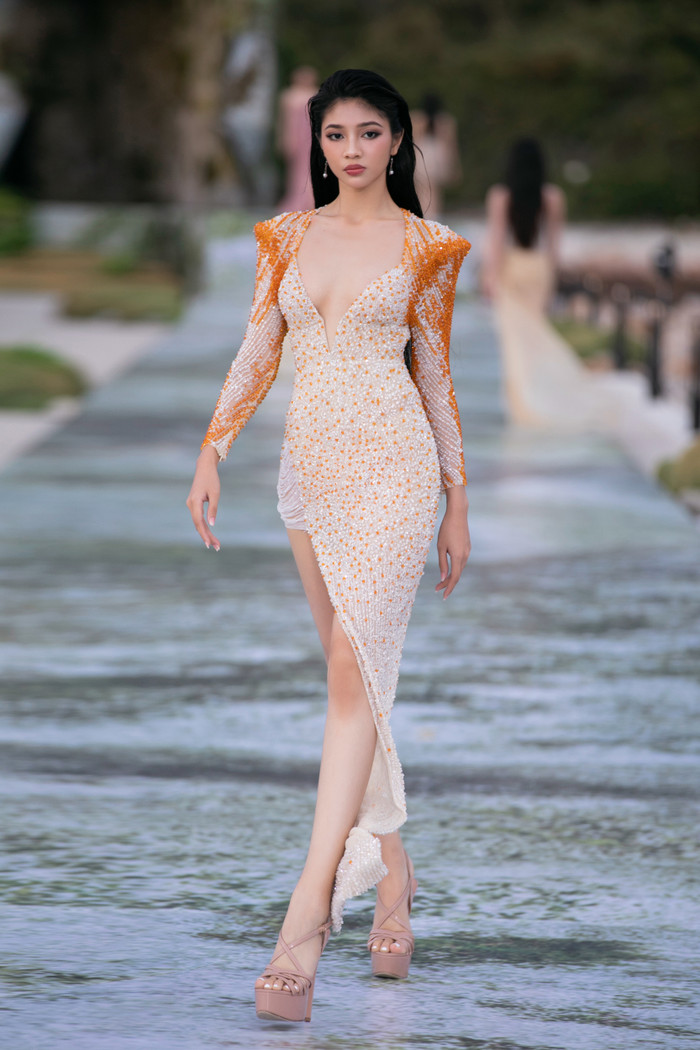 Minh Kiên thuộc danh sách những mỹ nhân có vòng eo nhỏ nhất cuộc thi. 