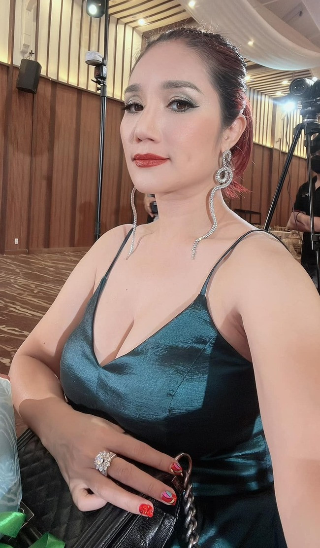 Mặc dù đã ngoài tuổi tứ tuần nhưng nhan sắc của nữ MC khiến dân tình hết lời khen ngợi.