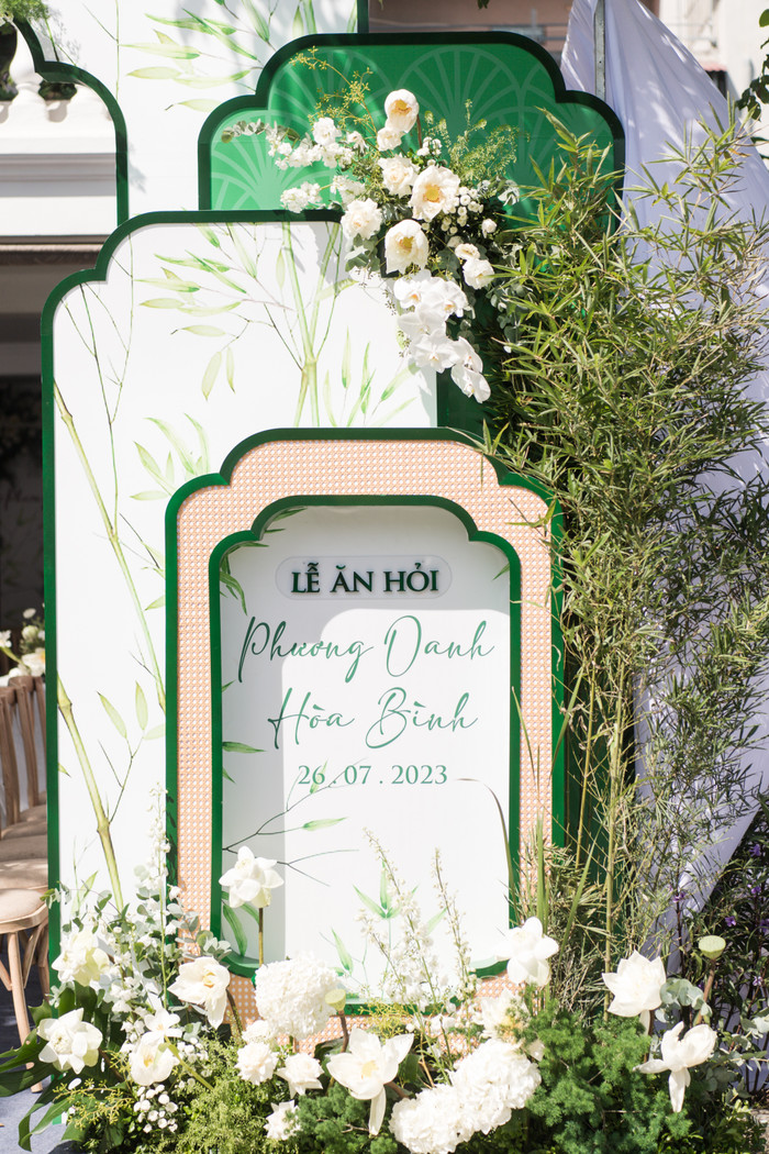 Bảng tên thông báo lễ ăn hỏi của cặp đôi bị netizen cho rằng giống như 'bia mộ'. 