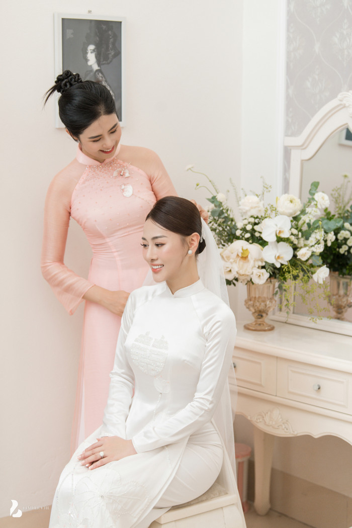 Phương Oanh rạng rỡ, xinh đẹp cùng bộ trang sức kim cương 'khủng' trong lễ ăn hỏi. 