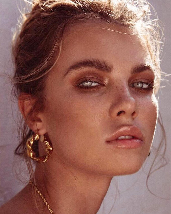 Bạn cần dùng 2-3 màu nâu khác nhau để trang điểm mắt.