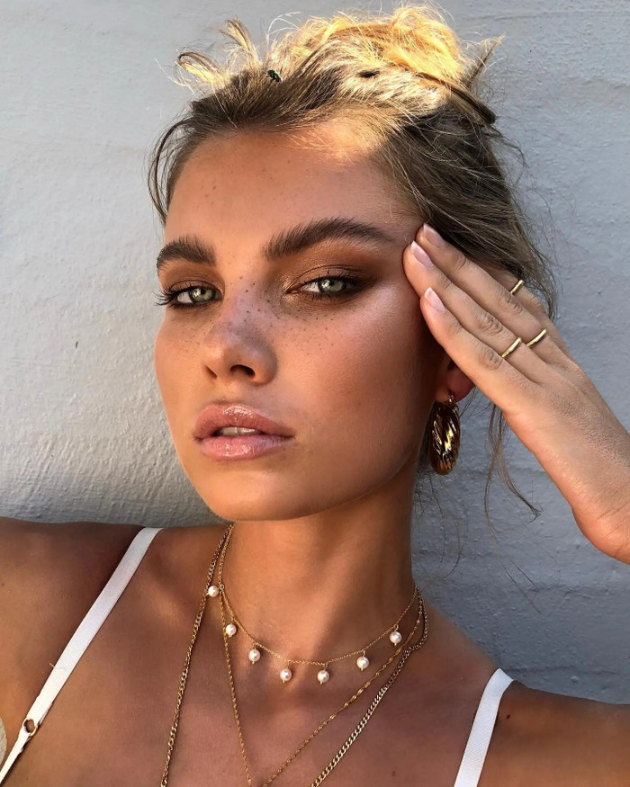 Lớp trang điểm hút hồn của Tanielle Jai.