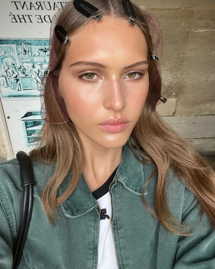 Bạn nên lựa chọn những sản phẩm lì mịn cho phong cách trang điểm này.