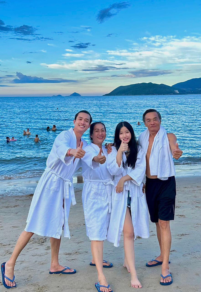 Quốc Trường đặc biệt để tâm đến gia đình nhỏ, khi có thời gian rảnh nam diễn viên thường đưa người thân đi du lịch