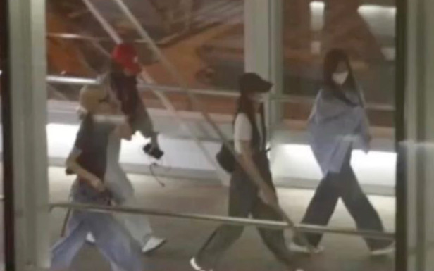 Các thành viên BLACKPINK có mặt ở Hà Nội trong sự chào đón của 'biển người' Ảnh 2