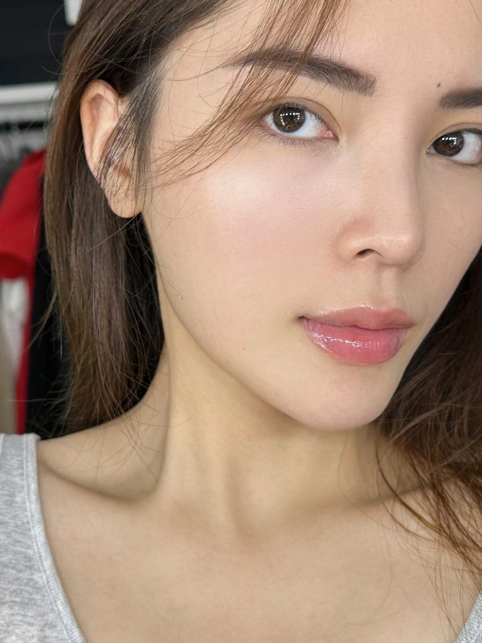 Kỳ Duyên thường xuyên khoe mặt mộc trên trang cá nhân. Cô nhận về nhiều lời khen ngợi từ phía công chúng. Nhiều người còn nghi ngờ rằng, mỹ nhân người Nam Định đang sử dụng filter để hình ảnh của mình trở nên lung linh hơn. 