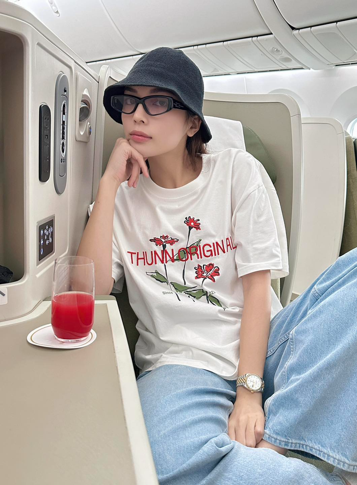 Nàng hậu người Nam Định ăn vận đơn giản với áo thun, quần jean. Điểm gây chú ý nhất trên 'giao diện' của Kỳ Duyên là làn da trắng mịn màng như 'trứng gà bóc'. 