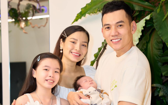 Phương Trinh Jolie - Lý Bình đi du lịch, mẹ bỉm khoe vòng 1 nóng bỏng hậu sinh nở Ảnh 2