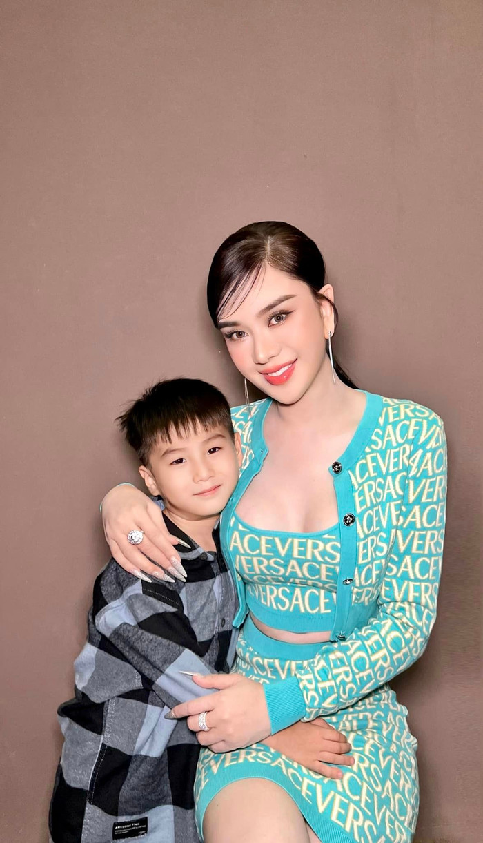 Mỹ nhân chuyển giới chi hơn 1 tỷ để có con trai bằng việc sử dụng phương pháp thụ tinh nhân tạo. (Ảnh: FBNV)