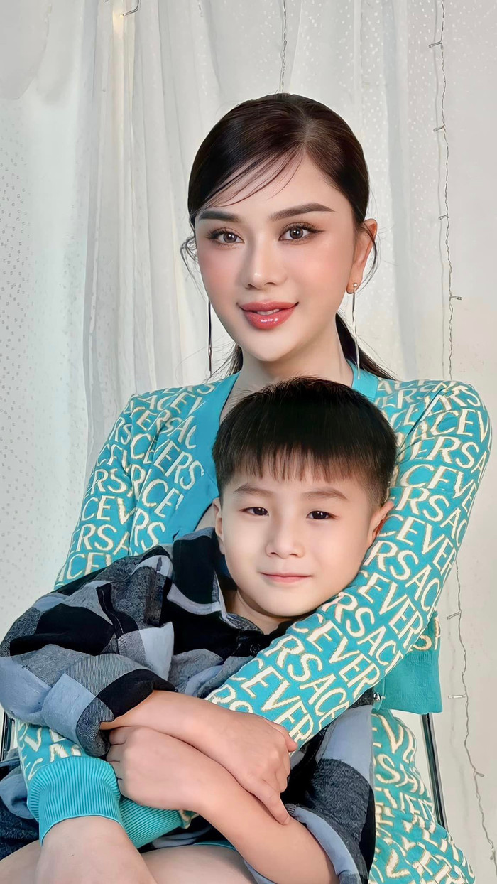 Con trai Lâm Khánh Chi càng lớn càng thừa hưởng nhiều đường nét giống mẹ. (Ảnh: FBNV)