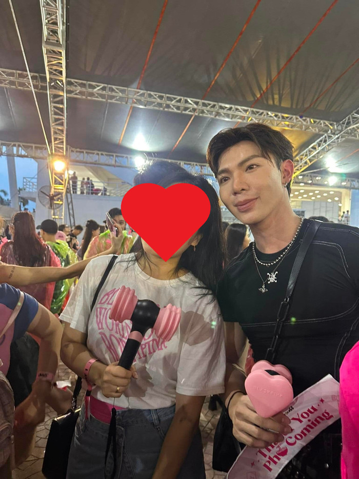 Erik thể hiện sự thân thiện với khán giả khi cùng nhau có mặt tại concert của Blackpink