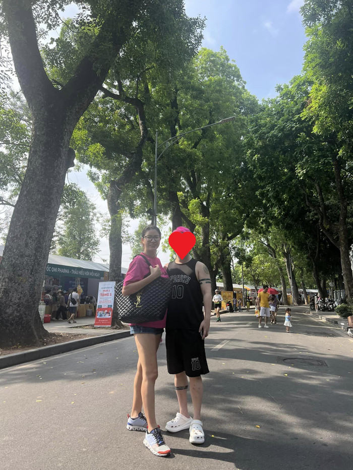 Trong lần đầu tiên 'đu' concert của Blackpink, cựu người mẫu đã di chuyển ra Hà Nội từ sớm. Cô thưởng thức nhiều món ngon, đi thưởng thức cảnh đẹp và liên tục đặt ra nhiều câu hỏi để nhận được sự giúp đỡ từ những fan K-pop chính hiệu